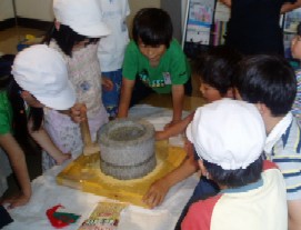 石うす体験の様子