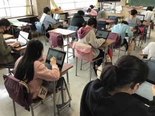 外国語の授業で，ALTの先生に日本の文化について，プレゼンテーションする予定です。みんな一生懸命，日本の文化を調べ資料を作成しています。.jpg