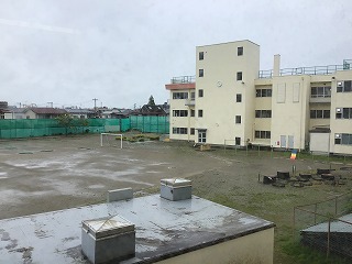 雨の校庭.jpg
